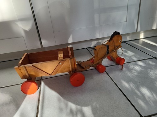 Altes holzspielzeug pferd mit - pferd,