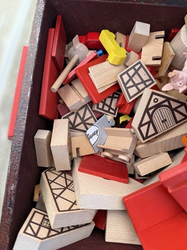 Altes holzspielzeug mit - altes, koffer