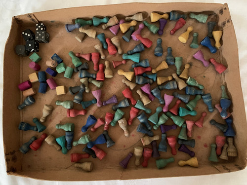 Alte spielfiguren und - und, würfel