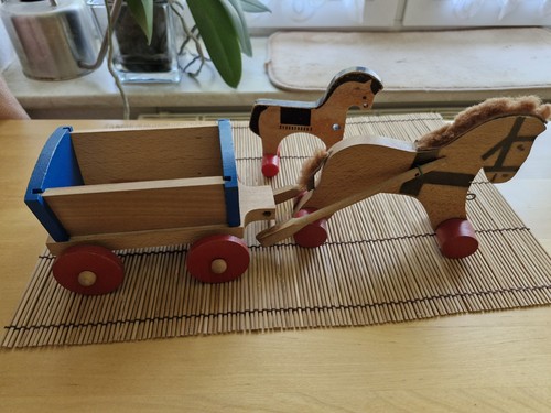 Altes holzpferd mit - altes,
