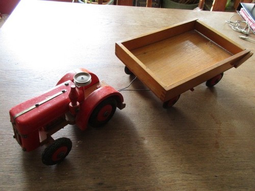 Traktor mit hänger holz - traktor,