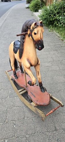Antikes schaukelpferd aus holz - aus,