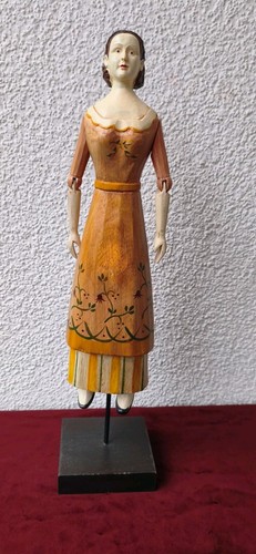 Handgeschnitzte holzpuppe auf - holzpuppe,