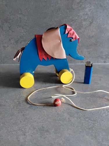 Sehr alter spielzeug - sehr, elefant